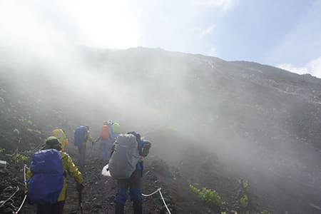 富士山七合目で見えた青空