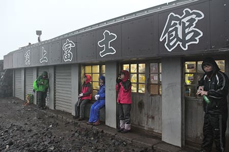 夜を徹して富士山を登ってきた人々