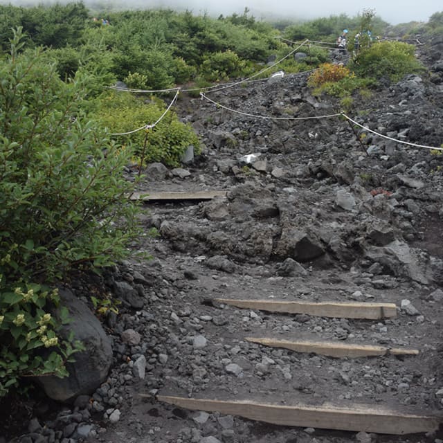 六合目からの山道