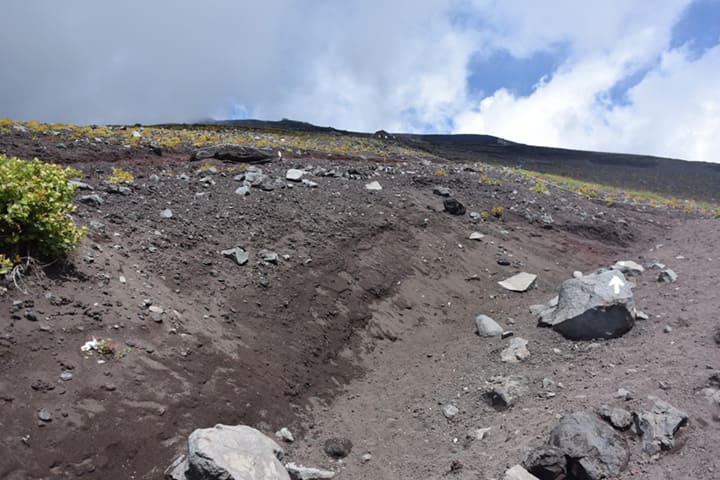 道らしい道も無い富士山の山道