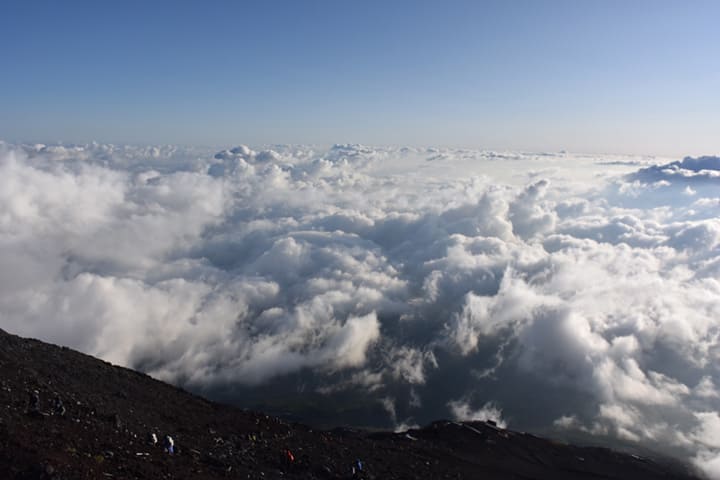 富士山頂の眼下に見える雲海