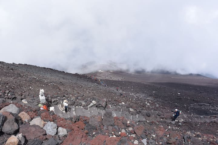 富士山頂から下界を望む