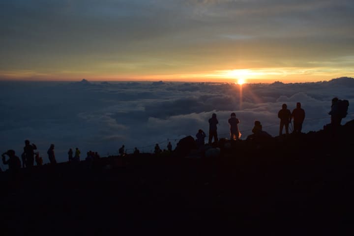 富士山頂から望む御来光