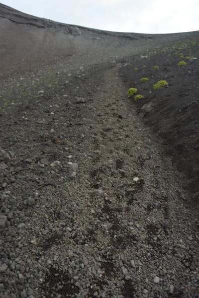 宝永火口の登山道