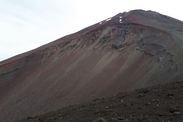 深くえぐれた宝永山旧火口