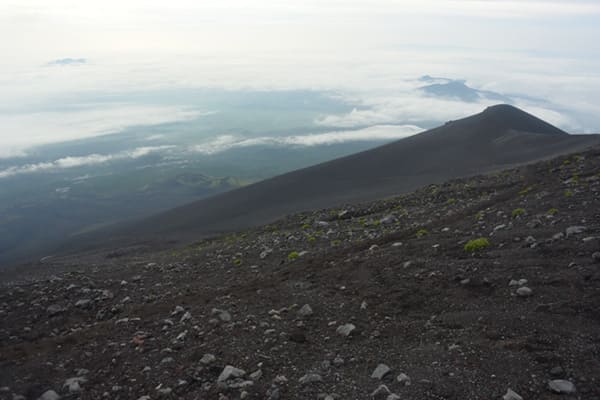 御殿場ルート六合目すぎから望む宝永山