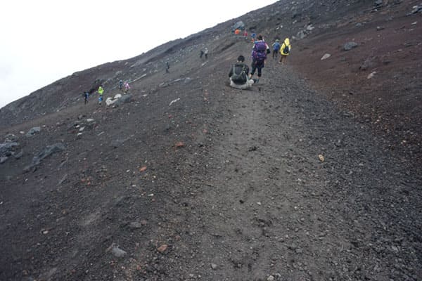 吉田・須走ルートの山頂・九合目間の下山道