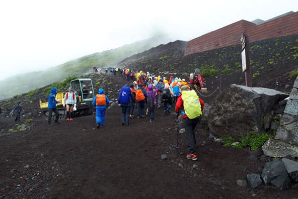 六合目。富士登山に向かう長蛇の列