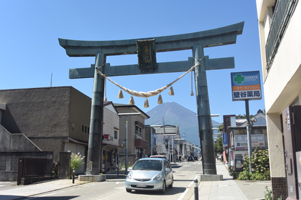 金鳥居越しに望む富士山