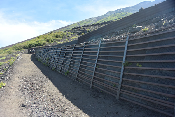 6～7合目の、つづら折りの登山道