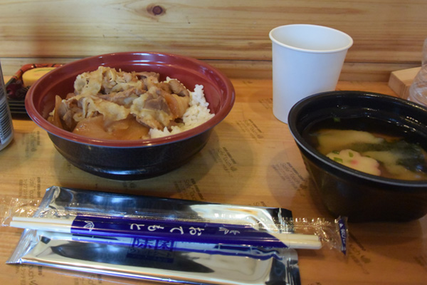 鎌岩館で出た夕食の牛丼