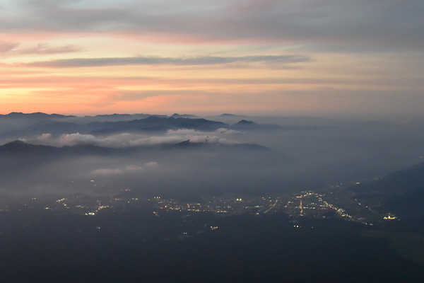 夕焼けと富士吉田市の夜景