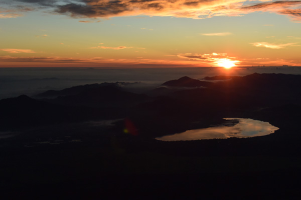 山中湖の向こうに御来光