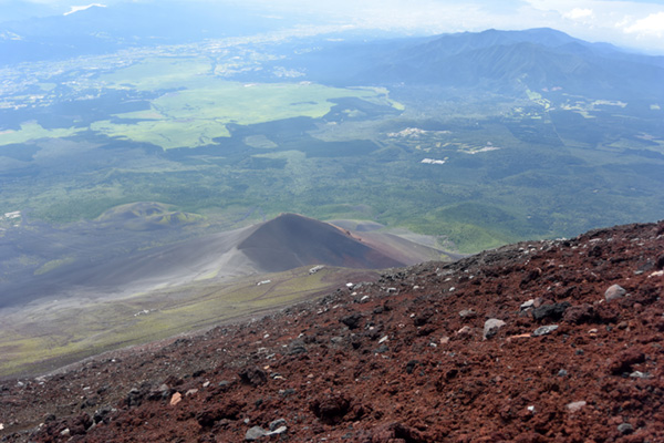 眼下に宝永山と宝永火口が見える