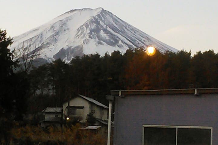 早朝、宿から見えた富士山