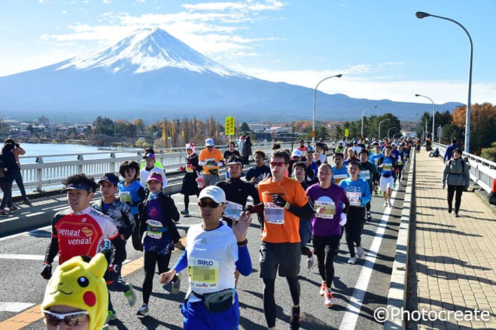 河口湖大橋を渡る