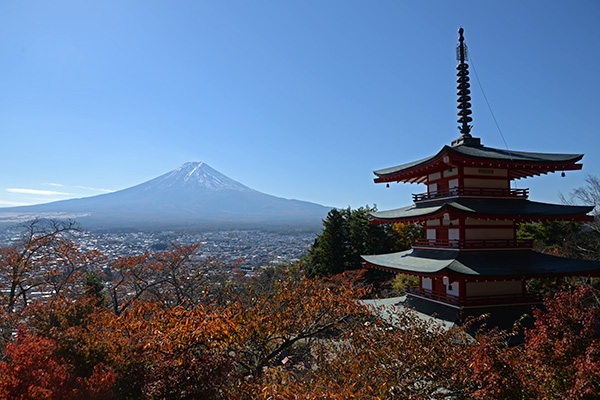 新倉山忠霊塔と富士山