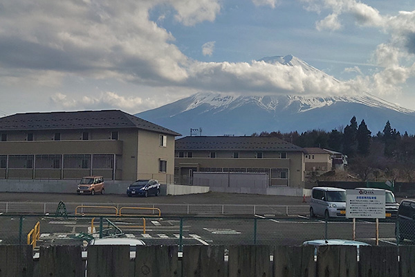 雲に覆われた富士山