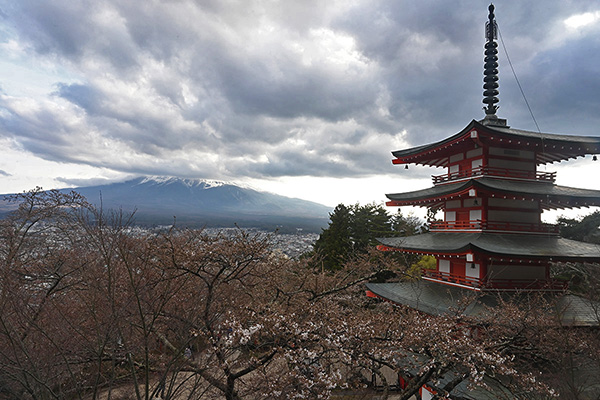 雲に覆われた富士山