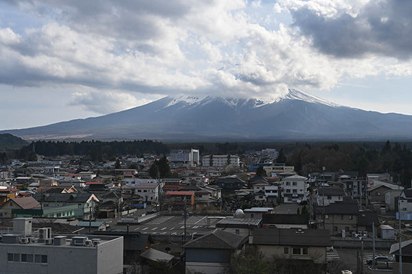 雲に覆われた富士山