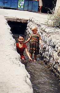 子どもたちが水浴び