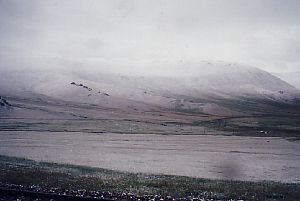 雪に覆われた東トルキスタンの高原