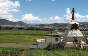 仏塔のあるギェルタンの風景