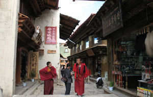 古城内を歩くチベット僧