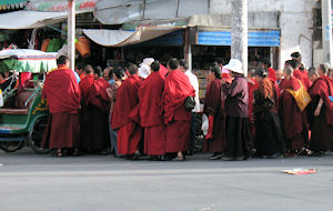 ラモチェへの道を僧侶たちが埋め尽くす