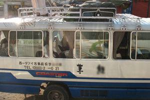 日本から流れてきた中古のバス
