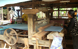 チョロイ・アンピル村のシルク織り