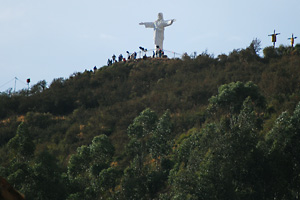 丘の上に立つイエス像