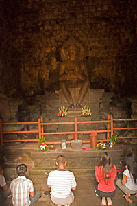 ムンドゥット寺院内部の仏像