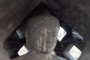 仏塔の中の仏像