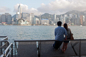 香港島の眺めを楽しむカップル