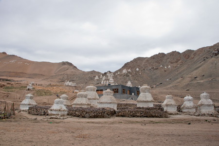 チョルテン（仏塔）が山の上まで幾つも建ち並んでいる光景