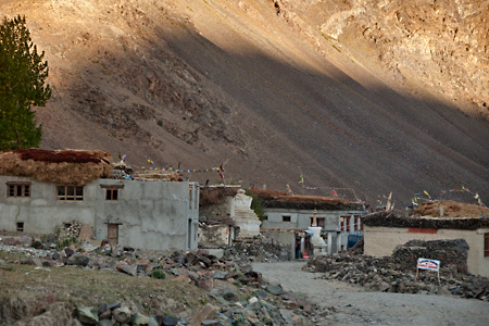 チベット様式の家屋、タルチョ、チョルテン