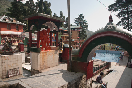 ヒンドゥー寺院前のプール