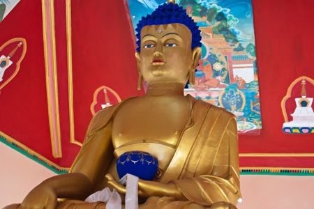 マクロードガンジ中心部の寺院の仏像