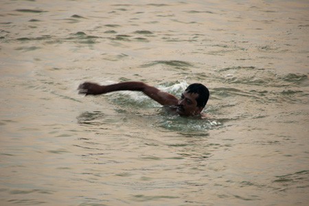 ガンガーを泳ぐインド人