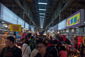 日用品を売る店が並ぶ