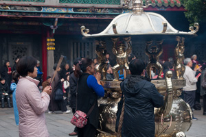 龍山寺で祈りを捧げる人々