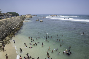 海水浴を楽しむ人々