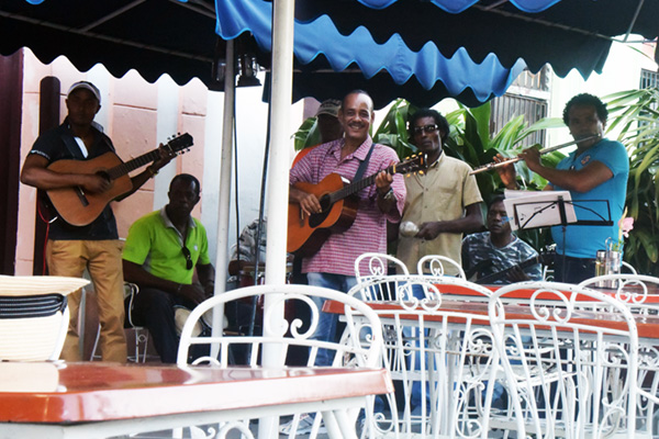 ハバナのレストランで生演奏するバンド