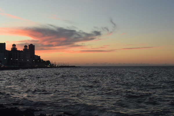 夕陽に染まるハバナの海辺