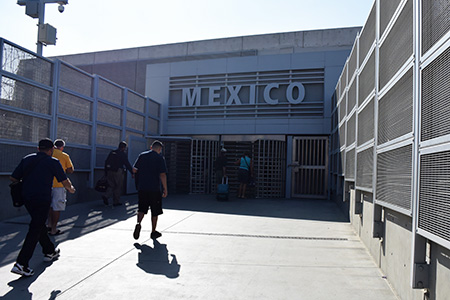 メキシコ国境への回転扉