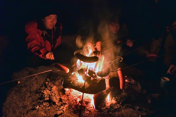 焚火でソーセージ（マッカラ）を焼く