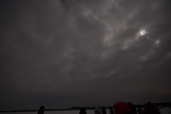 オーロラは雲の向こう。たまに漏れてくるのは月の光ばかりだ