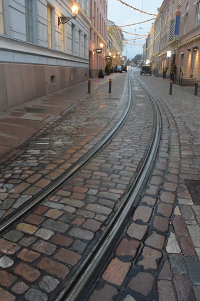 線路が走る石畳の坂道の写真