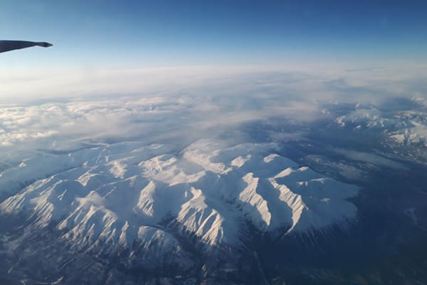 上空から見えるカナダ西部の山々
